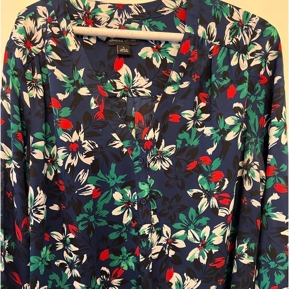 Adrienne Vittadini ladies blouse. Size Large, long sleeves V neck, button front